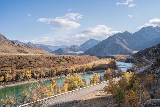 Vista panorâmica do rio Katun e do trato SeveroChuisky na Sibéria Altai República Rússia