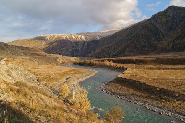 Vista panorâmica do rio Katun e do trato SeveroChuisky na Sibéria Altai República Rússia