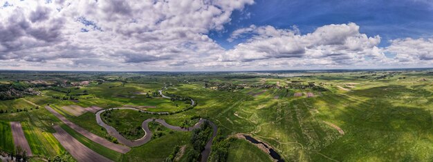 Vista panorâmica do Rio Nida e paisagem rural em Swietokrzyskie Polônia