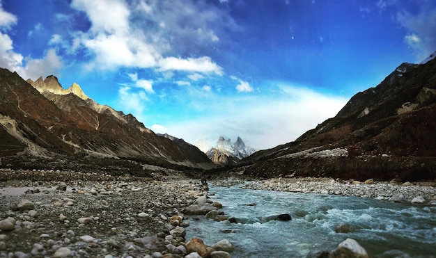 Vista panorâmica do rio pelas montanhas contra o céu