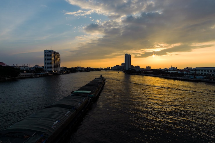 Foto vista panorâmica do rio por edifícios contra o céu durante o pôr-do-sol
