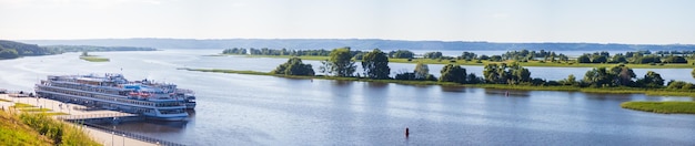 Vista panorâmica do rio Volga e seu píer com navios ancorados para um cruzeiro fluvial capturado de um ponto de vista pitoresco no topo de uma colina