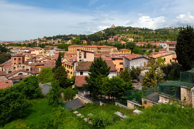 Vista panorâmica do telhado da cidade medieval de Verona, na Itália..