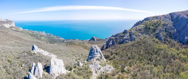 Foto vista panorâmica do templo nas montanhas das rochas do sol tyshlar na crimeia