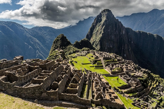 Vista panorâmica do topo das antigas ruínas incas e Wayna Picchu Machu Picchu Urubamba provnce Peru