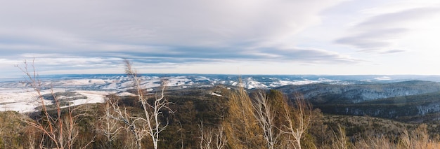 Vista panorâmica do topo de um vulcão congelado sobre os vales de inverno