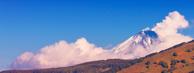 Vista panorâmica do vulcão de neve e céu azul