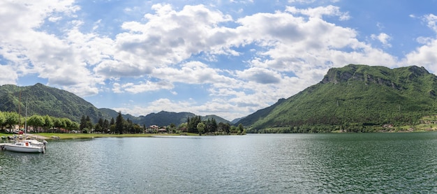 Foto vista panorâmica dos alpes arborizados e do lago lombard mais alto idro lago d'idro
