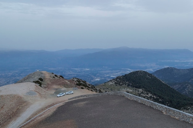 vista panorámica con dos autos en una carretera de montaña