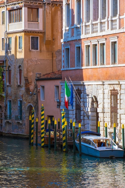 Vista panorâmica dos canais vazios de Veneza durante o dia