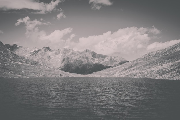Foto vista panorâmica dos lagos marjelen, cena nas montanhas, rota da grande geleira aletsch no parque nacional da suíça, europa. paisagem de verão, clima ensolarado, céu azul e dia ensolarado