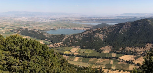 Vista panorâmica dos lagos Zazari e Hemaditida de uma altura noroeste da Grécia Macedônia e montanhas em um dia ensolarado de verão