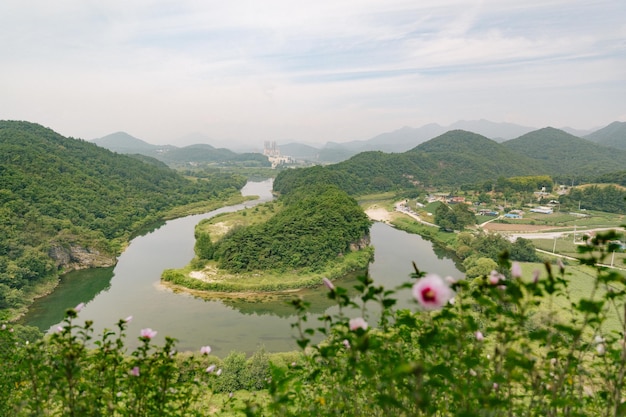 Vista panorâmica dos penhascos em forma de península coreana na coreia do sul sob um céu nublado