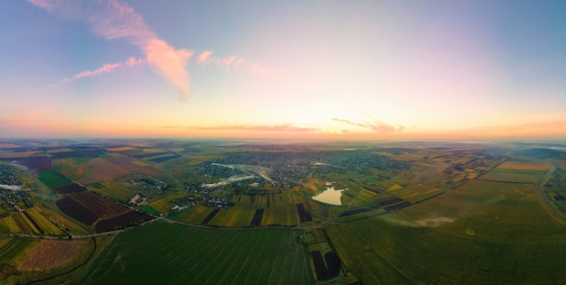 Vista panorámica de drone aéreos de la naturaleza en Moldavia al atardecer. Pueblo, amplios campos, lago
