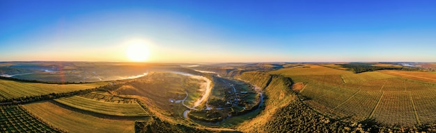 Vista panorámica de drone aéreos del viejo Orhei en el valle al atardecer con río y pueblo de niebla