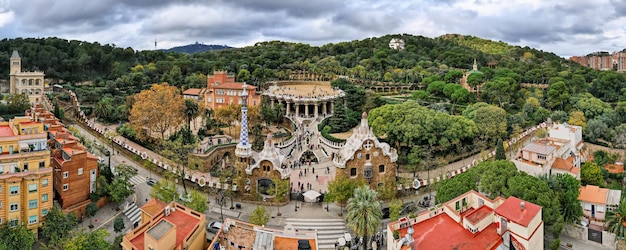 Vista panorámica de drones aéreos de Barcelona, España. Park Güell con turistas, mucha vegetación