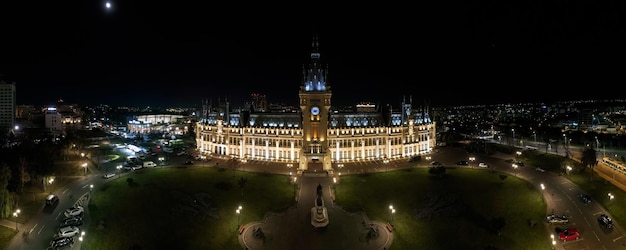 Vista panorámica de drones aéreos del Palacio de la Cultura en el centro de Iasi por la noche Rumania