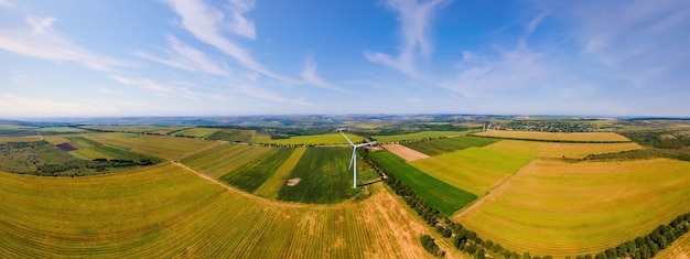 Vista panorámica de drones aéreos de turbinas eólicas en funcionamiento en Moldavia Amplios campos a su alrededor