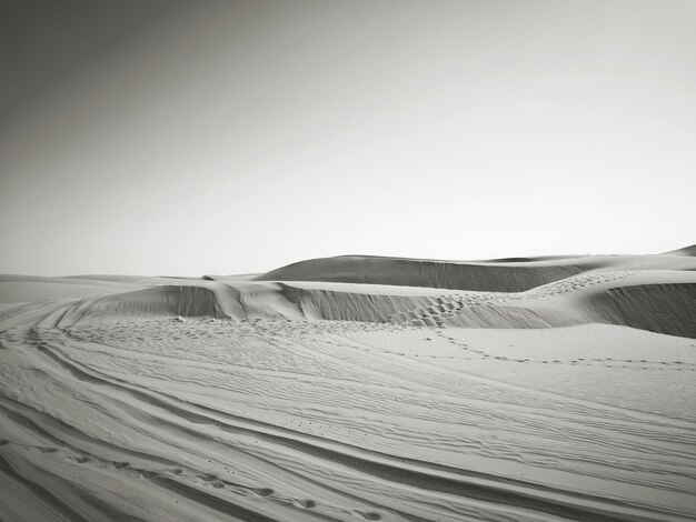 Foto vista panorámica de las dunas de arena contra un cielo despejado