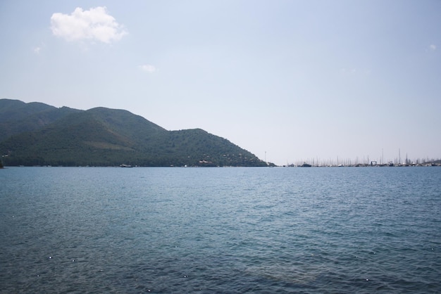 Vista panorâmica e bonita na montanha e mar azul e céu