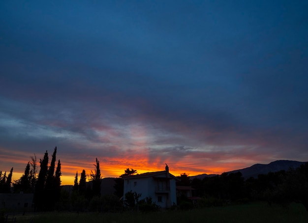 Vista panorâmica e céu pôr do sol com nuvens na ilha de Evia, na Grécia