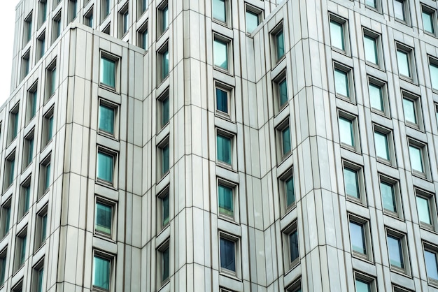 Vista panorâmica e perspectiva de baixo para o conceito de negócios de arranha-céus de construção de vidro azul de aço de arquitetura industrial bem sucedida