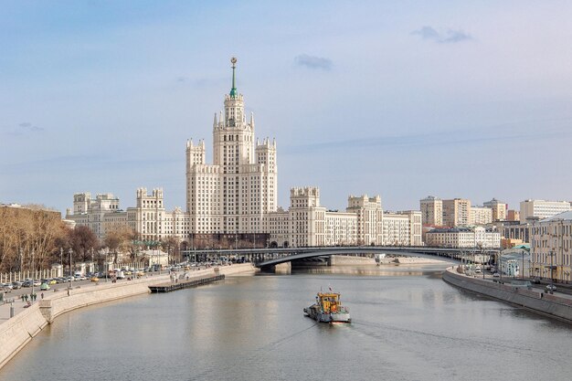 Foto vista panorámica del edificio del dique kotelnicheskaya desde el parque zaryadye personas flotando