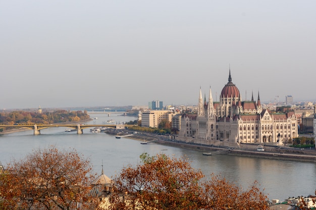 Vista panorámica del edificio del Parlamento en Budapest