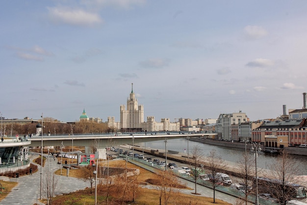 Foto vista panorámica del edificio del terraplén de kotelnicheskaya desde el parque zaryadye personas flotando