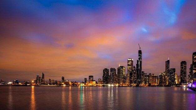 Vista panorámica de los edificios altos de la ciudad de Chicago cielo nublado por la noche