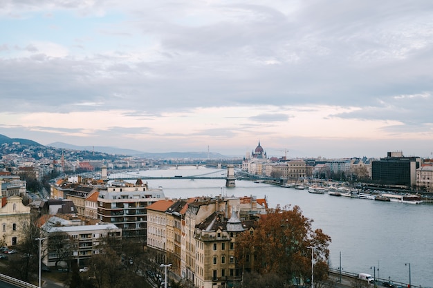 Vista panorámica de edificios antiguos en el terraplén en budapest con el fondo del cielo