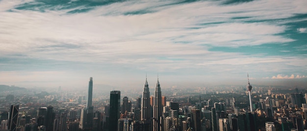 Foto vista panorámica de los edificios de la ciudad contra el cielo nublado