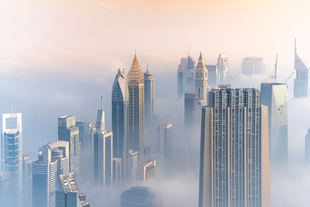 Foto vista panorámica de los edificios de la ciudad contra el cielo