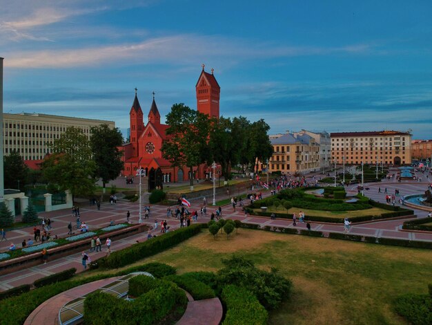 Vista panorámica de los edificios de la ciudad contra el cielo