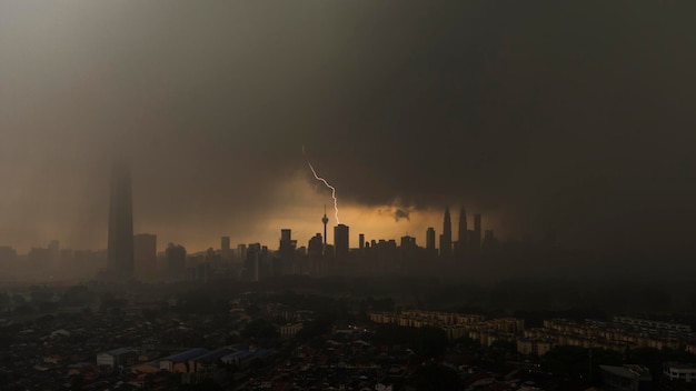 Vista panorámica de los edificios de la ciudad contra el cielo
