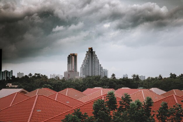 Foto vista panorámica de los edificios frente a un cielo nublado