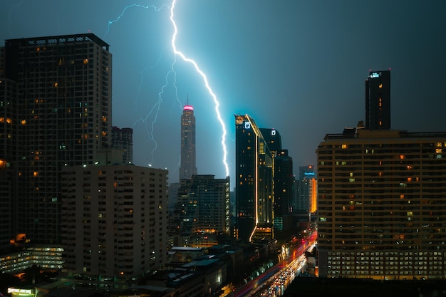 Foto vista panorámica de edificios iluminados en la ciudad contra el cielo nocturno