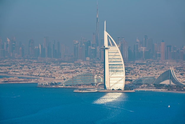 Vista panorámica de los edificios modernos de la ciudad de Dubái desde el agua