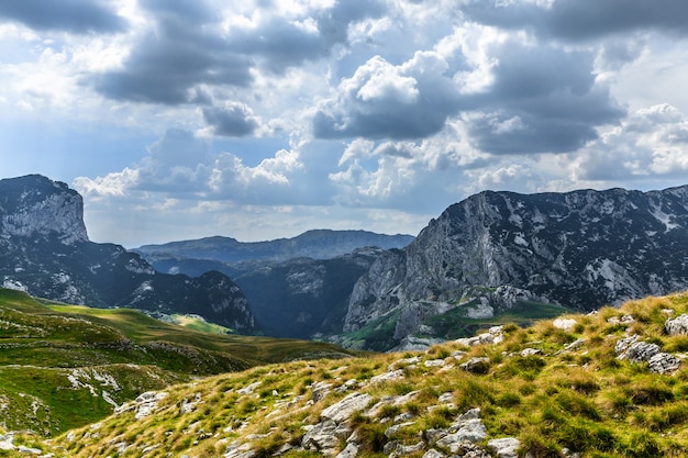 Vista panorâmica em durmitor, montenegro. Estrada da montanha.