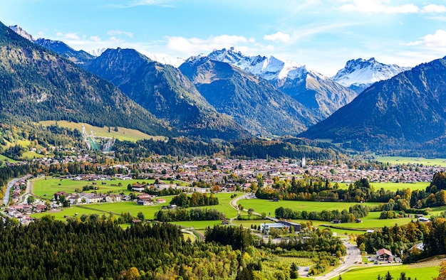 Vista panorâmica em obersdorf em allgau baviera baviera alemanha alpes montanhas no tirol áustria