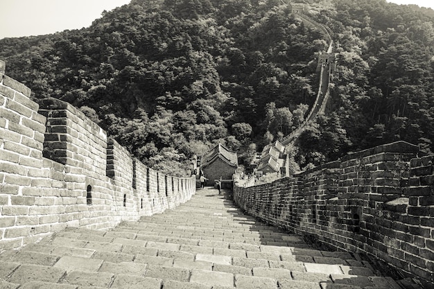 Foto vista panorâmica em preto e branco da grande muralha de mutianyu, em pequim