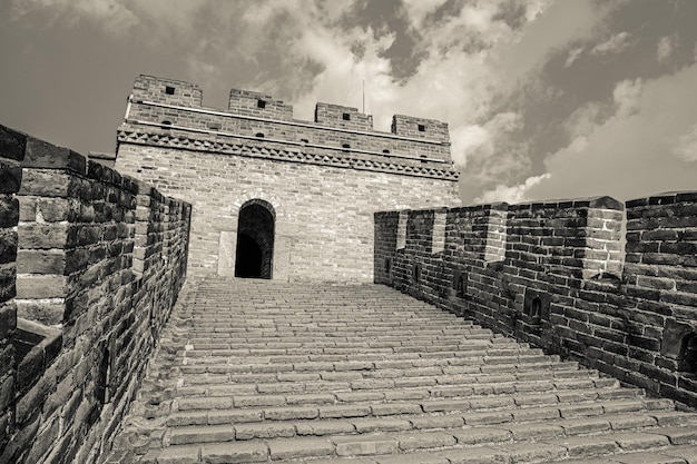 Vista panorâmica em preto e branco da Grande Muralha de Mutianyu, em Pequim