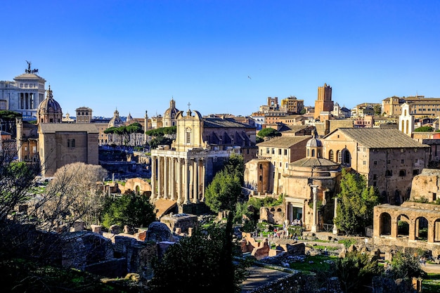 Foto vista panorâmica em preto e branco do fórum romano, em roma