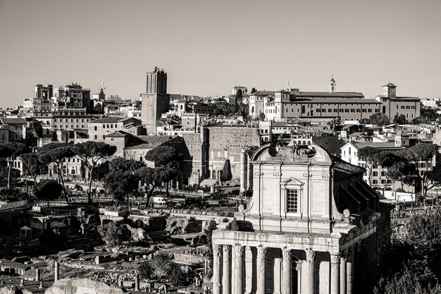 Vista panorâmica em preto e branco do Fórum Romano, em Roma