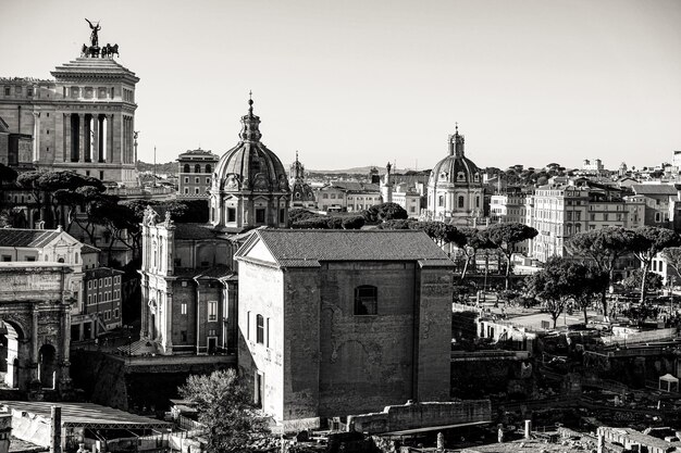 Foto vista panorâmica em preto e branco do fórum romano, em roma