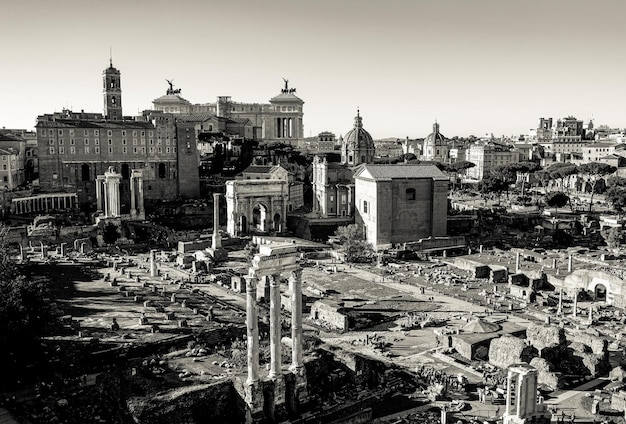 Foto vista panorâmica em preto e branco do fórum romano, em roma