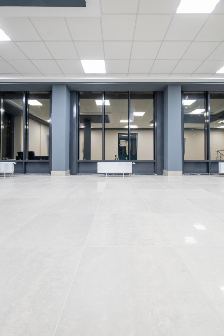 Vista panorâmica em um salão moderno vazio com portas de colunas e janelas panorâmicas à noite