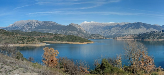 Vista panorámica del embalse del lago Mornos y las montañas circundantes en un soleado día de invierno Grecia central