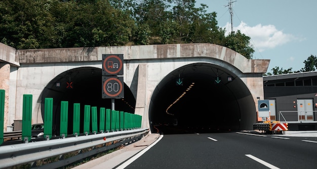 Vista panorámica de la entrada del túnel en Europa Paisaje de carretera y bosque de montaña