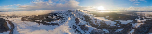 Vista panorámica épica de la naturaleza del paisaje montañoso nublado de las montañas al atardecer